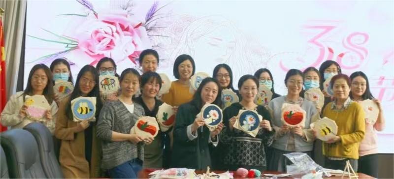 穿梭于方寸之間，感受傳統(tǒng)與現(xiàn)代的交融 ——農(nóng)墾中心舉辦“巧手展風采，綻放‘她力量’”活動慶?！叭恕眿D女節(jié)